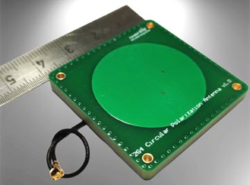 High performance circular polarized 2.4 GHz patch antenna